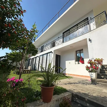 Edis 게스트하우스 베라트